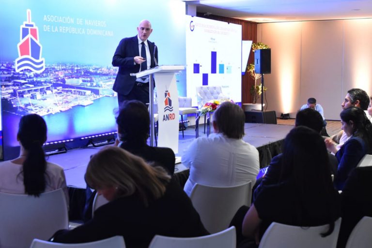El ministro de Economía, Planificación y Desarrollo, Pável Isa Contreras, diserta a la Asociación de Navieros de la República Dominicana.