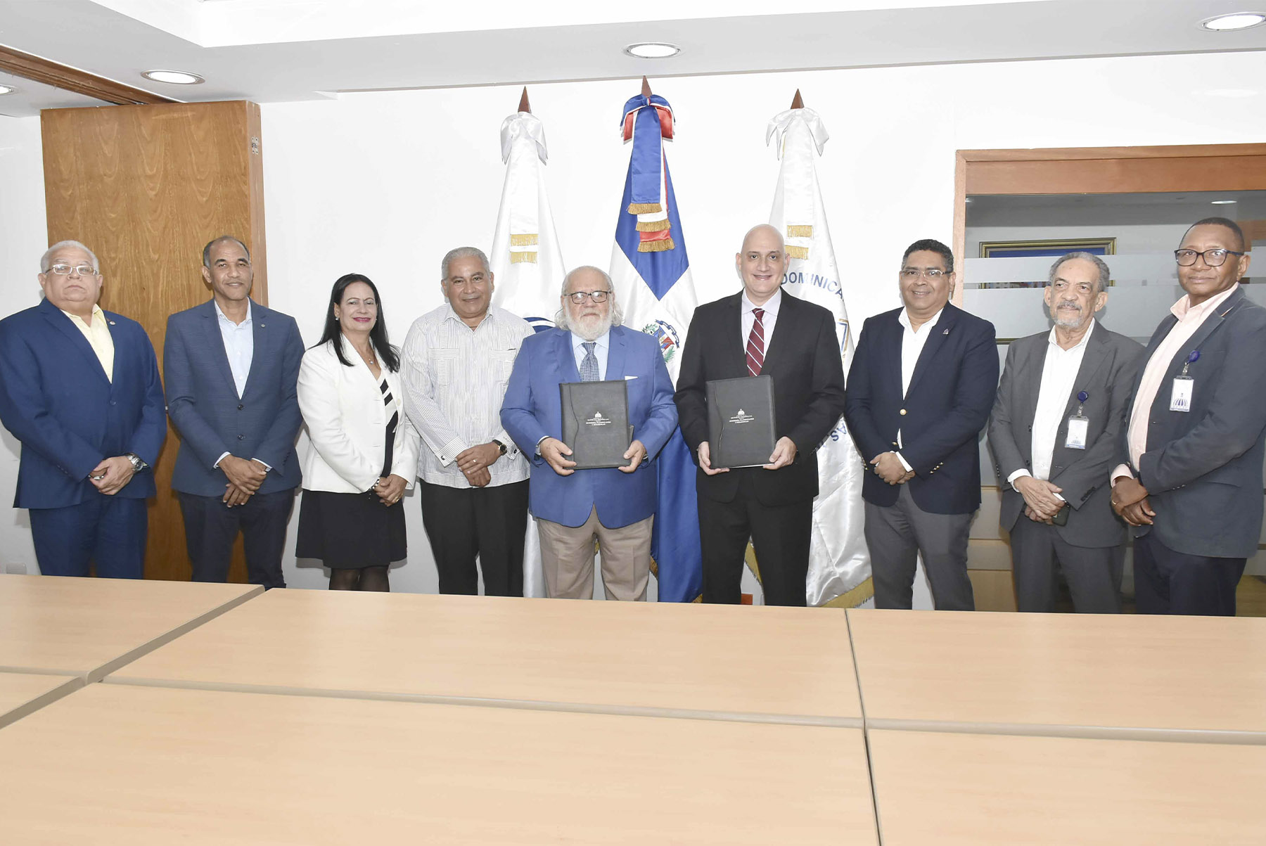 El ministro de Economía, Planificación y Desarrollo, Pável Isa Contreras, y el presidente del Colegio Dominicano de Economistas, José Lois Malkún, firman el acuerdo en la sede del ministerio