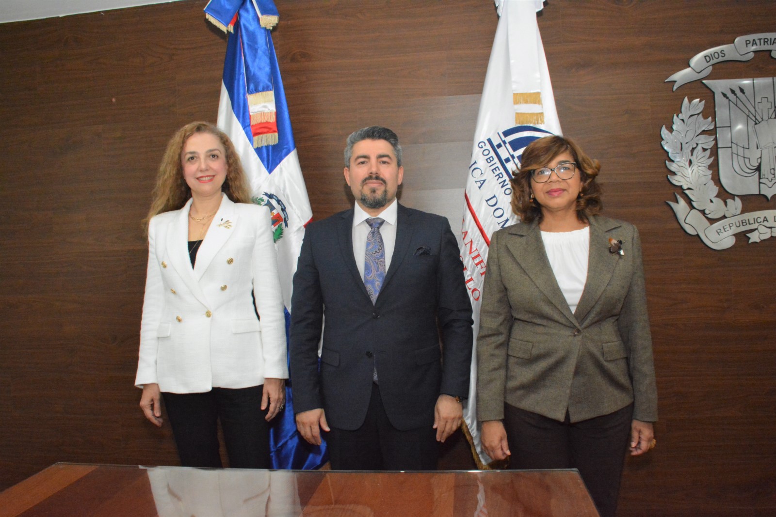 La embajadora Yeşim Kebapcıoğlu; el vicepresidente de TIKA, Ümit Yorulmaz, y la viceministra Olaya Dotel