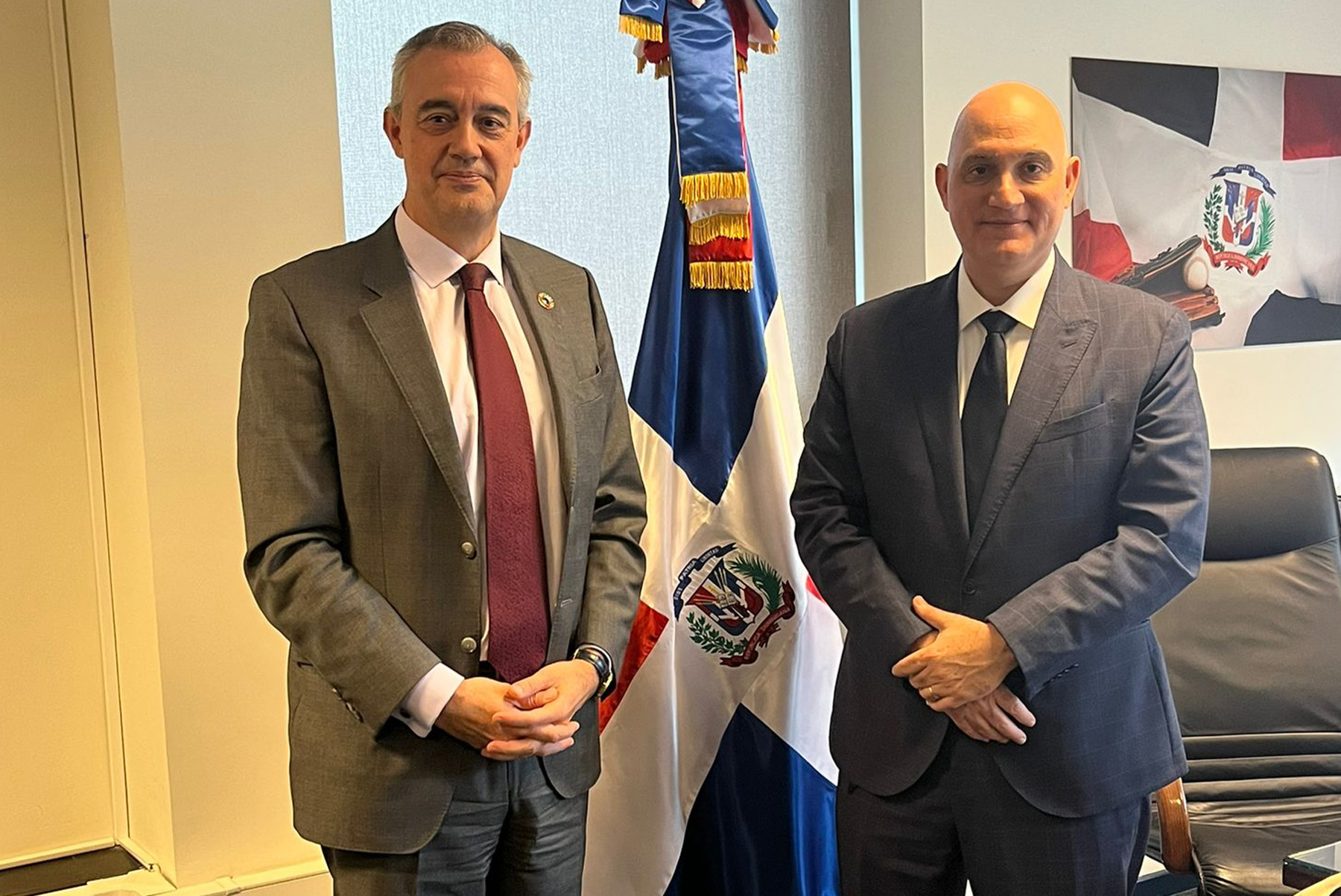 El director Félix Fernández-Shaw y el ministro Pável Isa Contreras