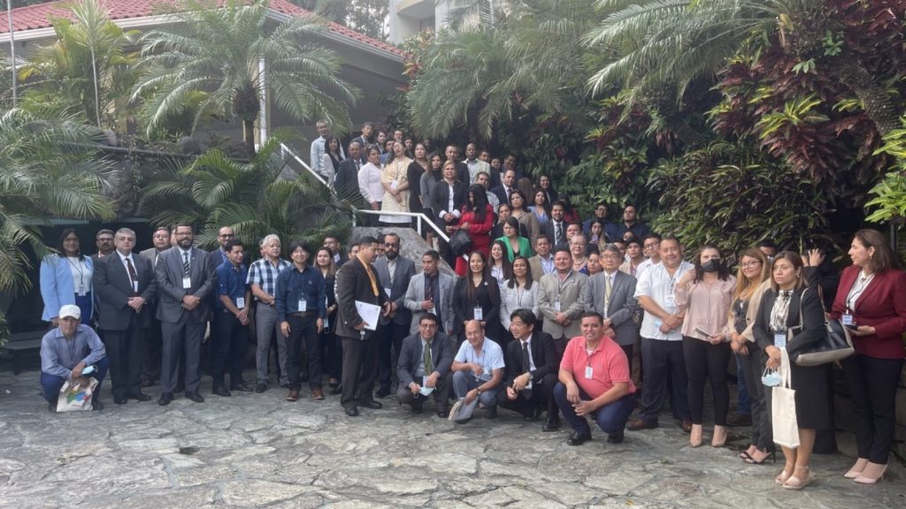 Representantes centroamericanos y caribeños en el Seminario sobre Intercambio de Experiencias en Gestión Social de Gobiernos Locales celebrado en San Salvador.
