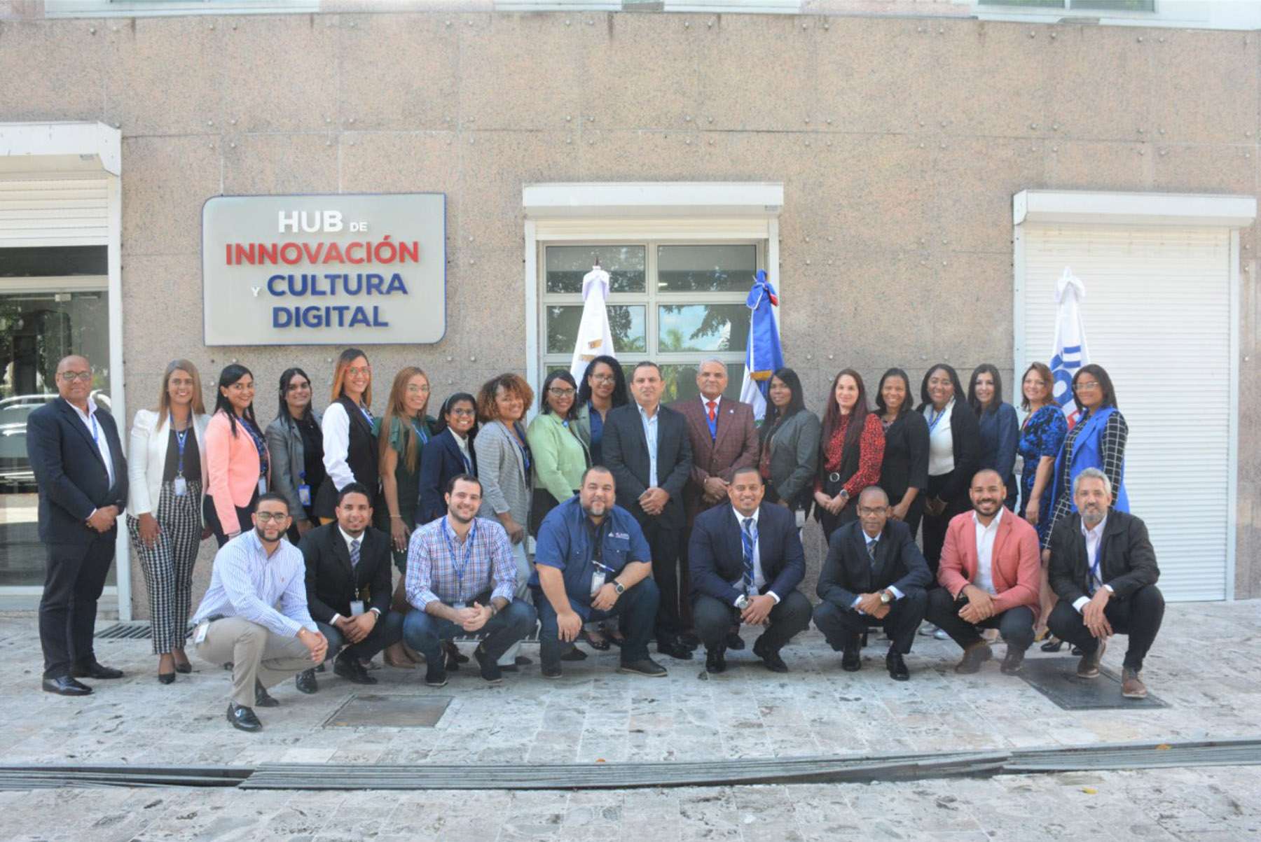 El director de Control Interno, Marchello Robles, junto a colaboradores y colaboradoras del Ministerio de Economía.