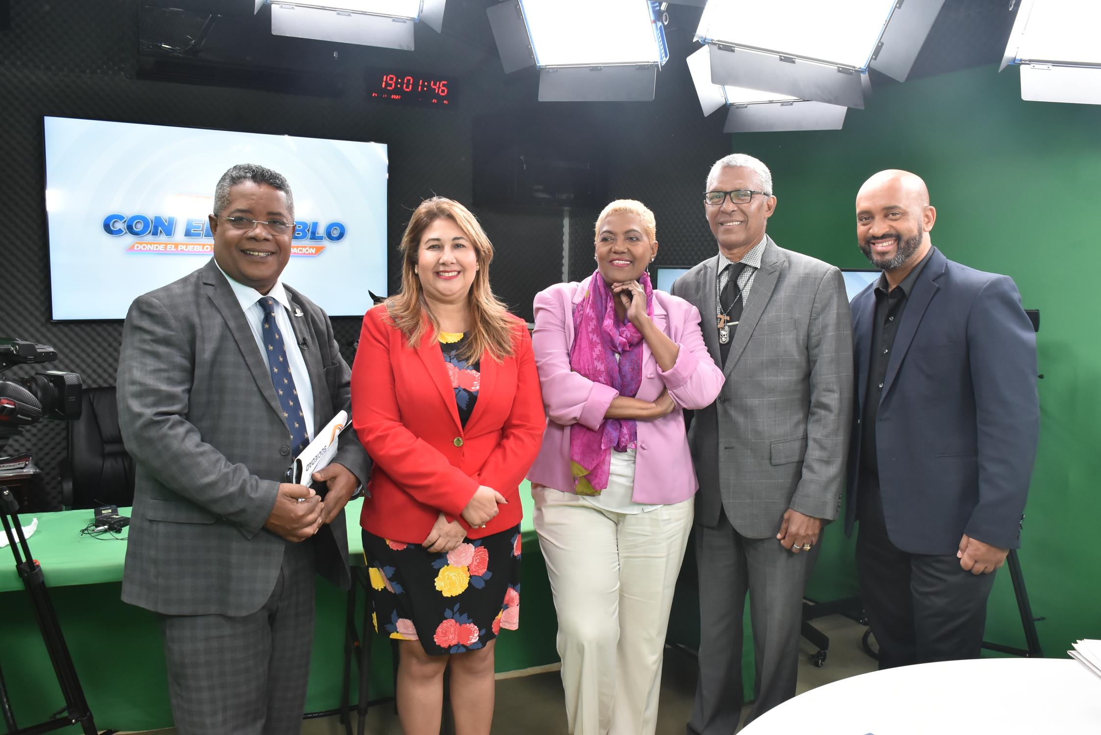 La directora ejecutiva del CASFL, Vielka Polanco, entrevistada por el equipo de periodistas del programa “Su Mundo con el Pueblo”, que se transmite por el canal Su Mundo TV, de lunes a viernes a partir de las 5:00 de la tarde.
