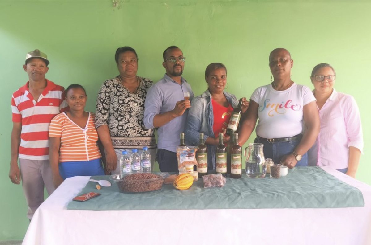 El alcalde de San Francisco de Vicentillo, José Ortega, posa junto a las damas que elaboran productos derivados del cacao orgánico en la Asociación “Esperanzas Unidas” de esta comunidad.
