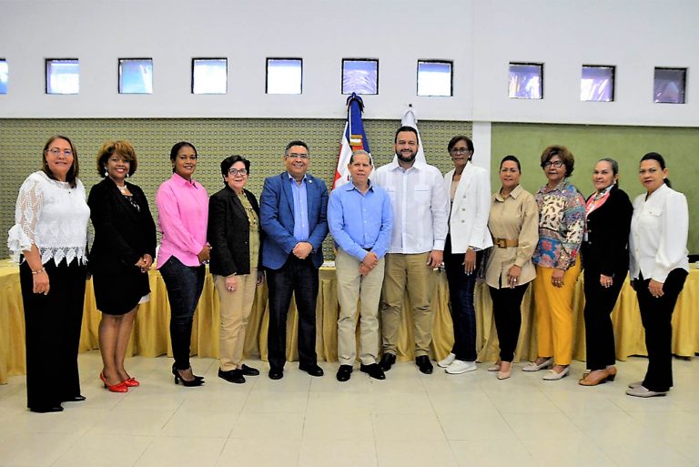 Al centro los viceministros Domingo Matías, de Ordenamiento Territorial y Desarrollo Regional; Luis Madera, de Planificación e Inversión Pública y Alexis Cruz, de Análisis Económico y Social, del Ministerio de Economía, Planificación y Desarrollo junto a las gobernadoras y los representantes de las Oficinas Regionales.