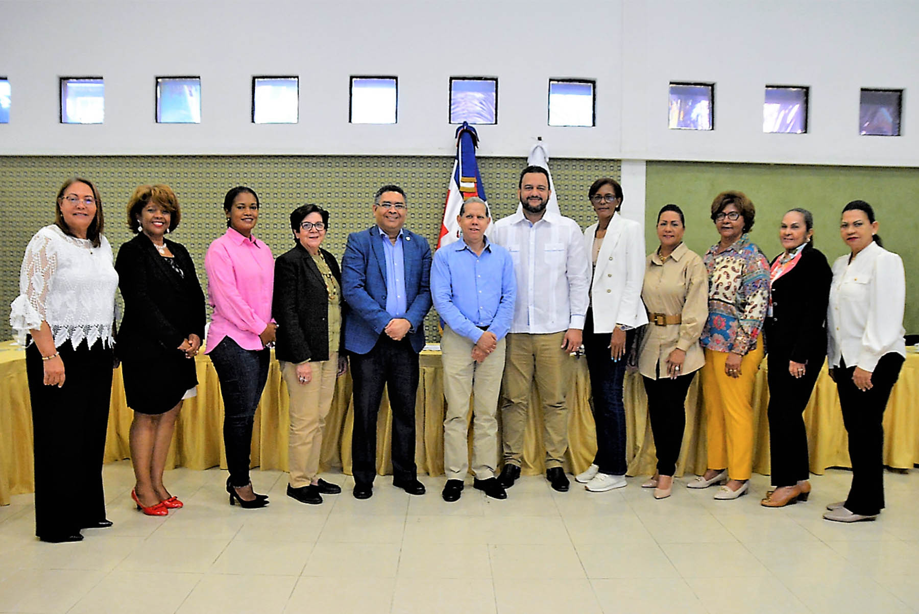 Al centro los viceministros Domingo Matías, de Ordenamiento Territorial y Desarrollo Regional; Luis Madera, de Planificación e Inversión Pública y Alexis Cruz, de Análisis Económico y Social, del Ministerio de Economía, Planificación y Desarrollo junto a las gobernadoras y los representantes de las Oficinas Regionales.
