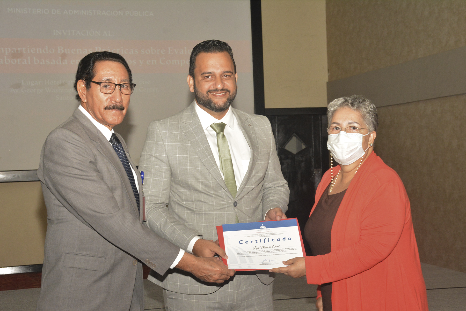 Al centro, Olaya Dotel, Viceministra de Cooperación Internacional del Ministerio de Economía, encabeza el acto de entrega de voluntario del Gobierno de Japón.