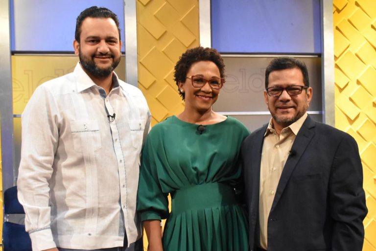 El viceministro Luis Madera y los periodistas Edith Febles y German Marte.