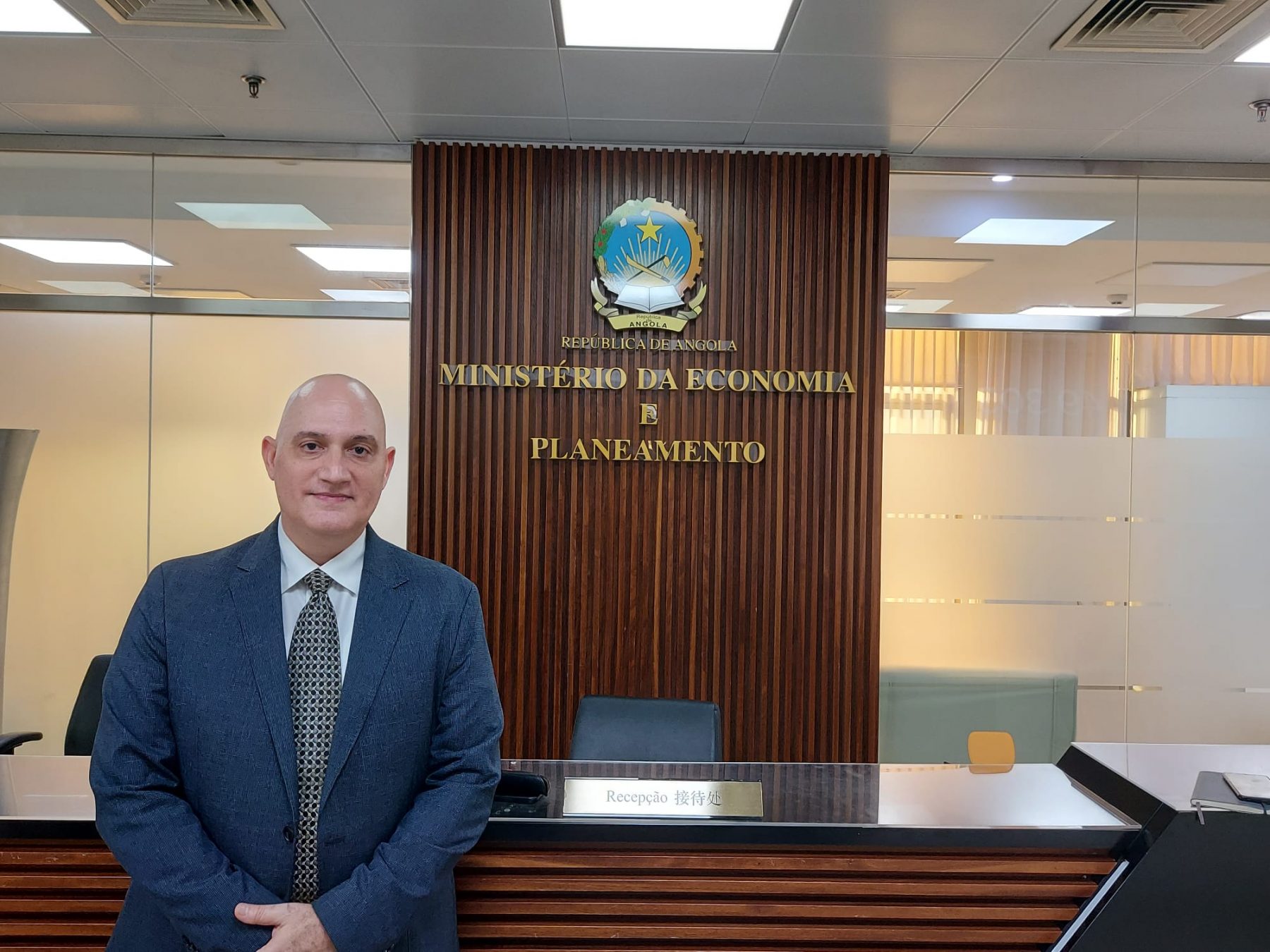 El ministro Pável Isa Contreras en su visita al Ministerio de Economía y Planificación de Angola.