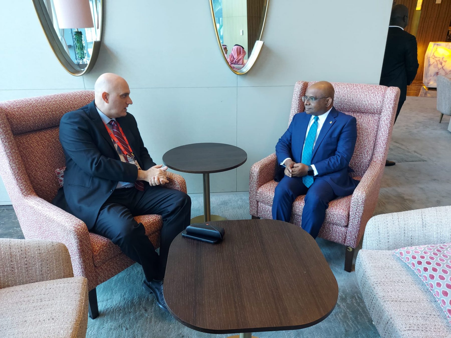 El ministro de Economía dominicano, Pável Isa Contreras, dialoga con el con el ministro de Relaciones Exteriores de Las Maldivas, S.E. Abdullah Shahid.