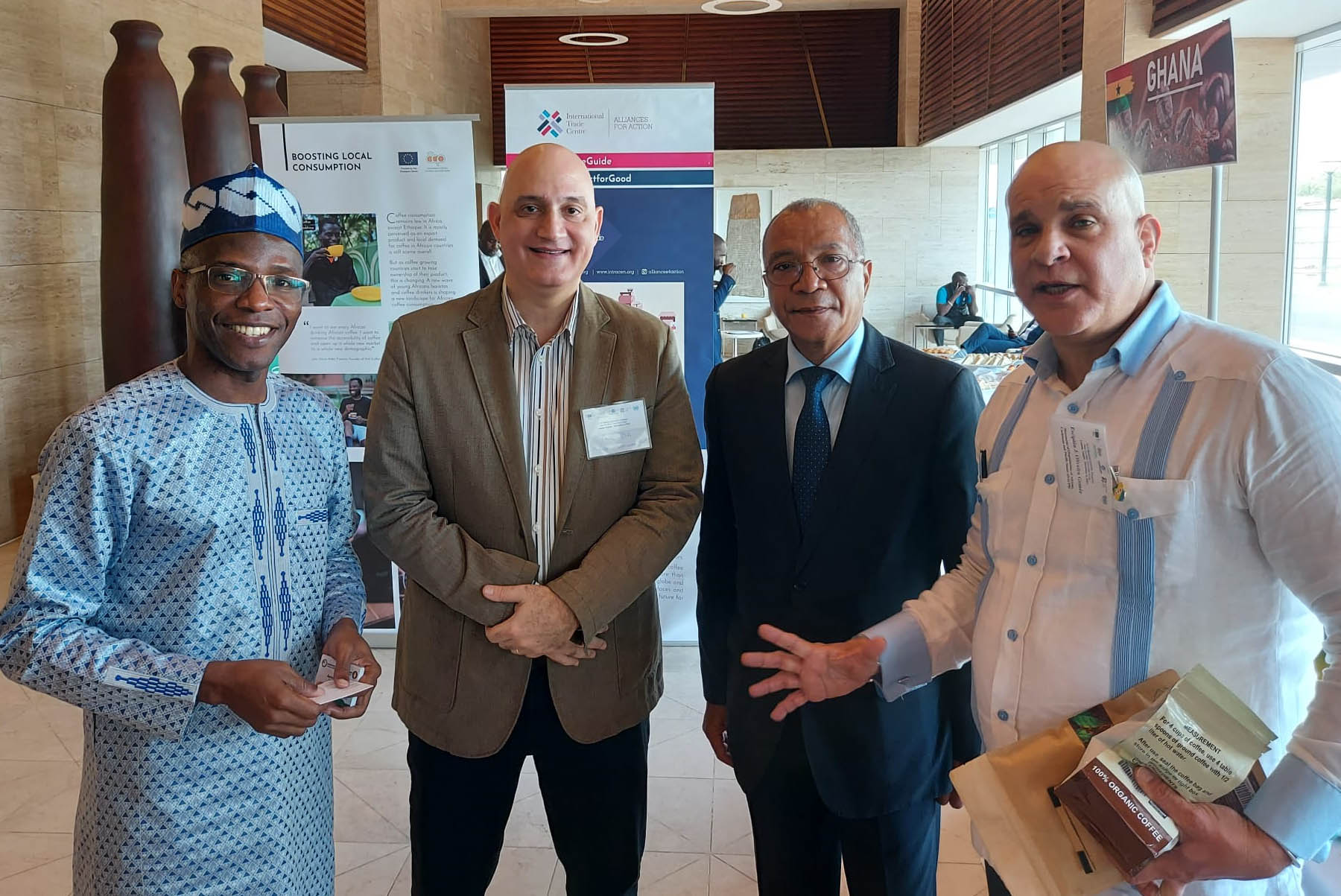 De derecha a izquierda, Escipion Oliveira de la Secretaría OEACP, Amadeu Leitaõ Núnez, secretario de Estado de Comercio de Angola; el Ministro de Economía de República Dominicana, Pável Isa Contreras, y Aminou Akadiri, director del Consejo de Negocios de África.