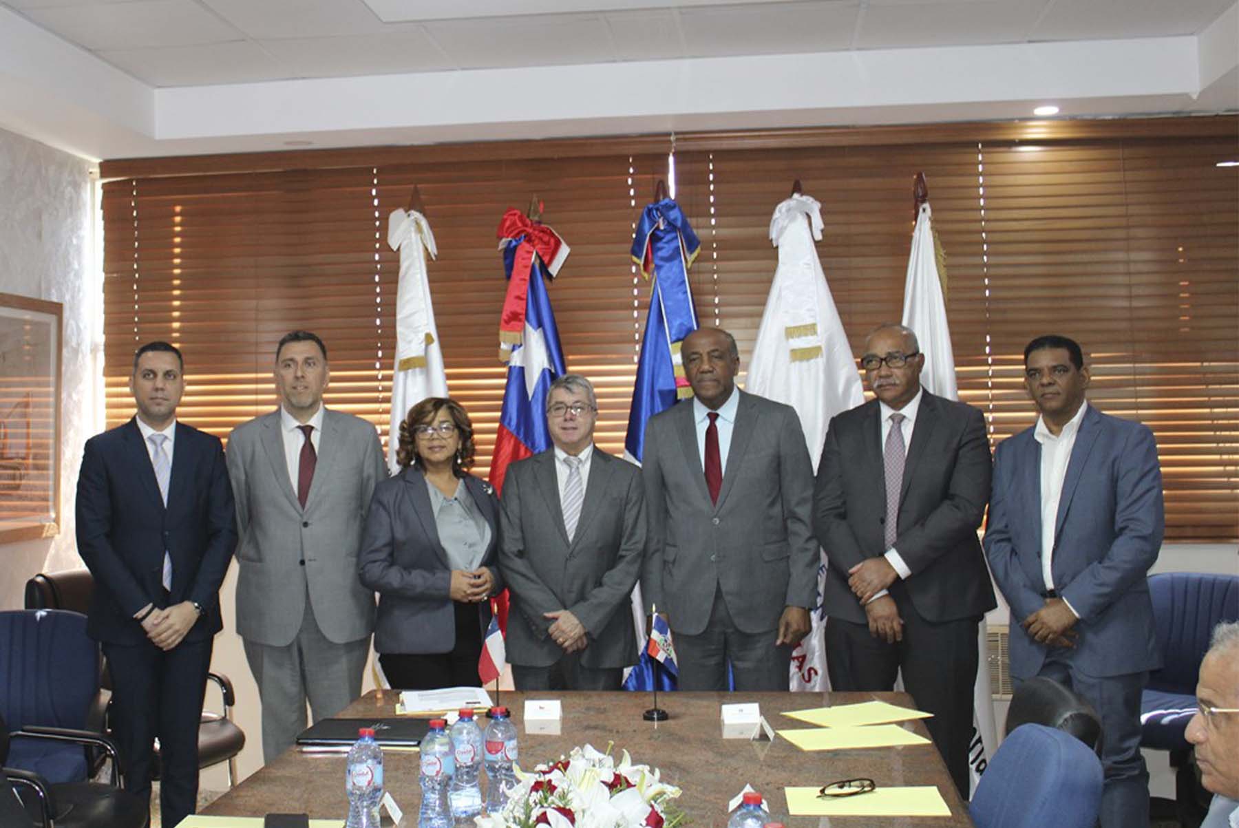 La viceministra Olaya Dotel, el ministro de Energía y Minas, Antonio Almonte Reynoso y la delegación chilena.
