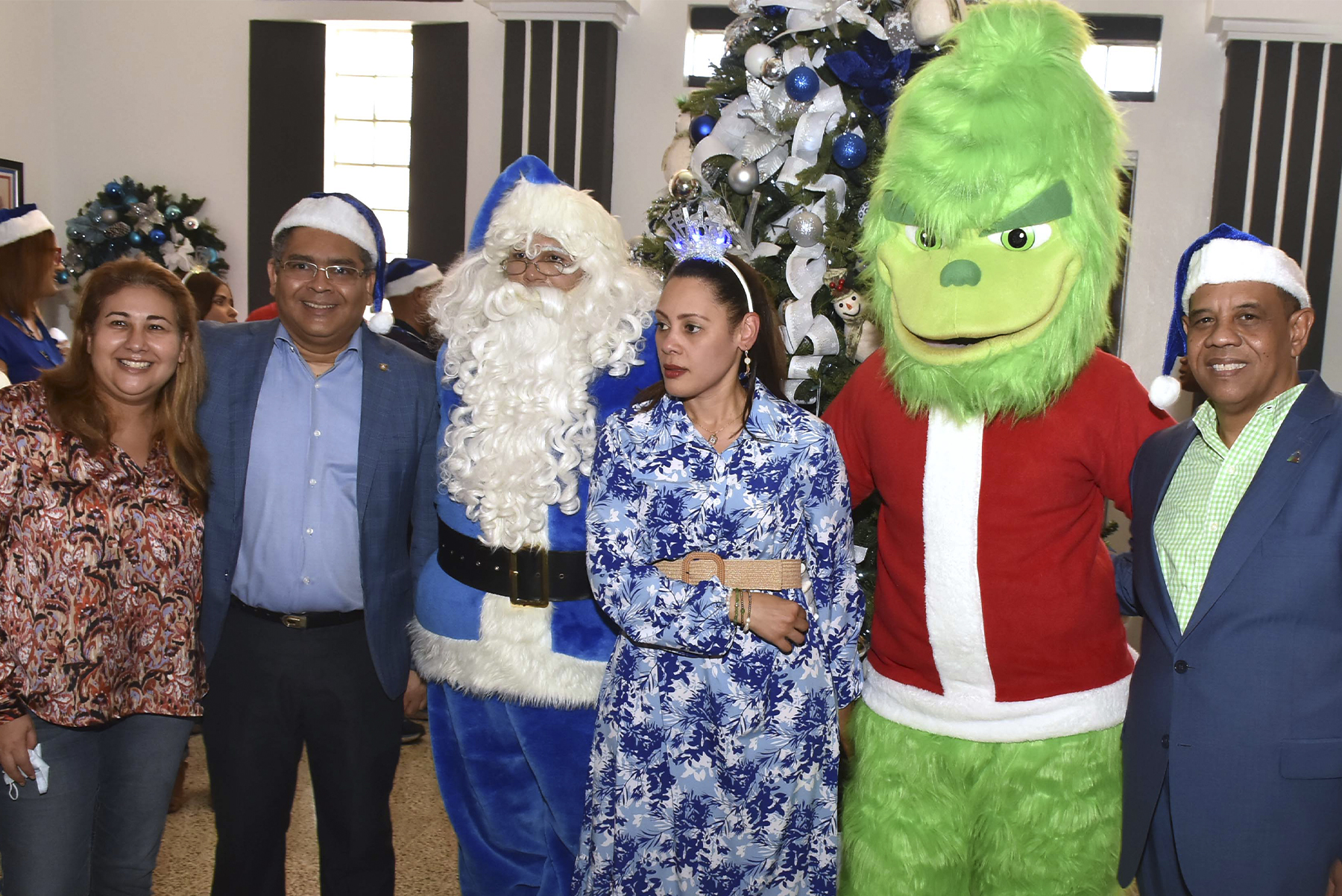 La directora Vielka Polanco, el viceministro Alexis Cruz, la directora Dhariana Valdez y el viceministro Yamel Valera, junto a los personajes Santa Claus y el Grinch
