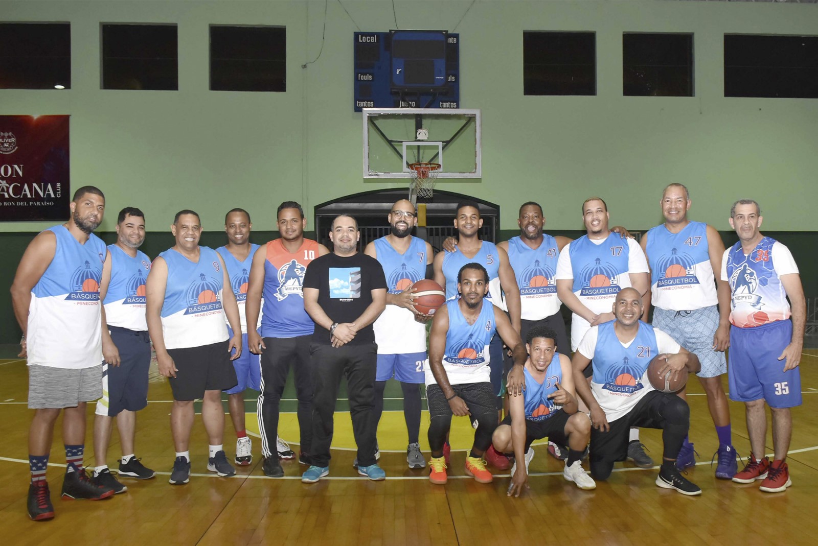 El equipo Azul vencedor del partido amistoso navideño organizado por la liga de básquet del Ministerio de Economía, bajo los auspicios del Departamento de Beneficios y Relaciones Laborales de la Dirección de Recursos Humanos del @MinEconomíaRD.