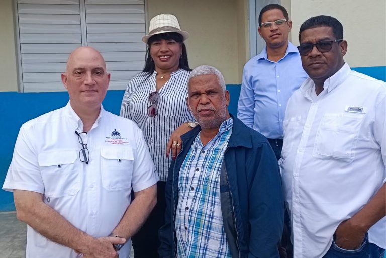 El ministro de Economía, Planificación y Desarrollo, Pável Isa Contreras, y el director ejecutivo del Instituto para el Desarrollo del Suroeste (INDESUR), Frank Herasme Soto, visitaron varias comunidades de esta provincia para supervisar las áreas que serán impactadas por el Plan de Desarrollo Agropecuario de la Provincia Independencia.