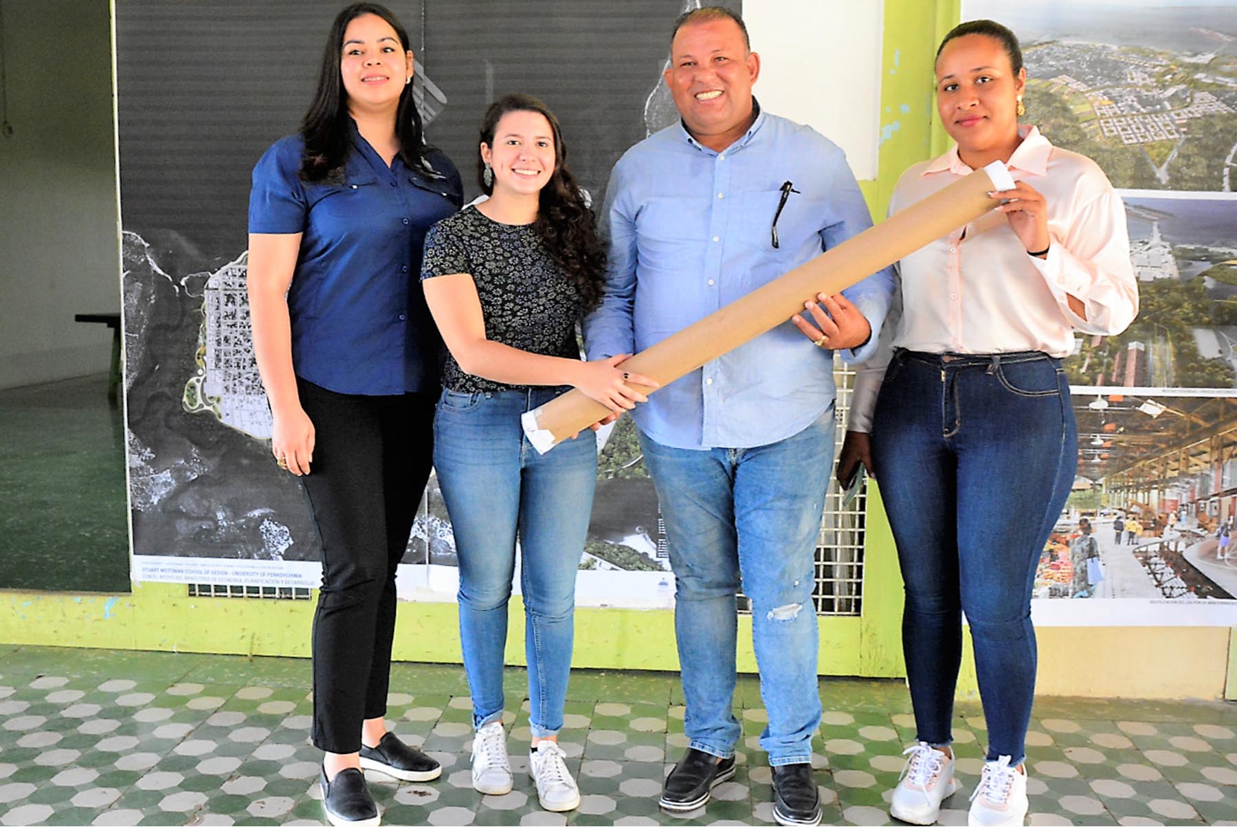 El alcalde Ignacio Rosa recibe un ejemplar del Plan Maestro de Pepillo Salcedo