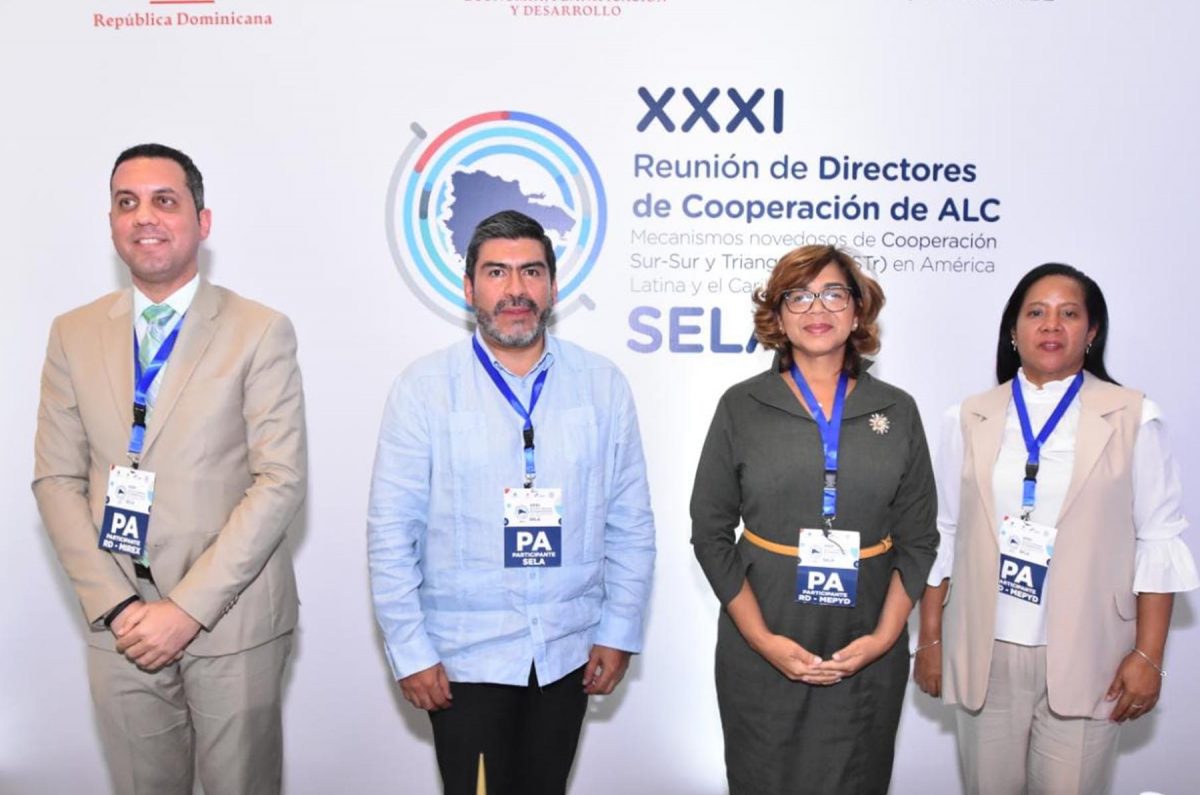El director José Luis Morillo, el secretario Walter Clarems Endara, la viceministra Olaya Dotel y la directora Lidia Encarnación