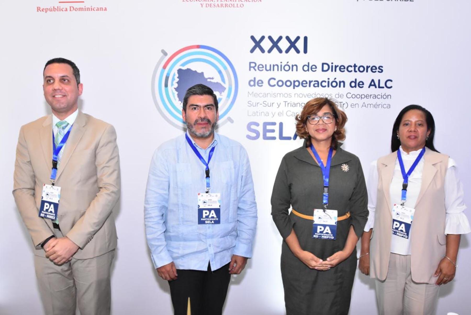 El director José Luis Morillo, el secretario Walter Clarems Endara, la viceministra Olaya Dotel y la directora Lidia Encarnación