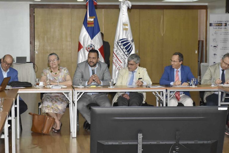 El viceministro de Planificación e Inversión Pública del Ministerio de Economía, Luis Madera Sued Y la viceministra de Desarrollo Rural del Ministerio de Agricultura, Miriam Guzmán encabezan el seminario taller.