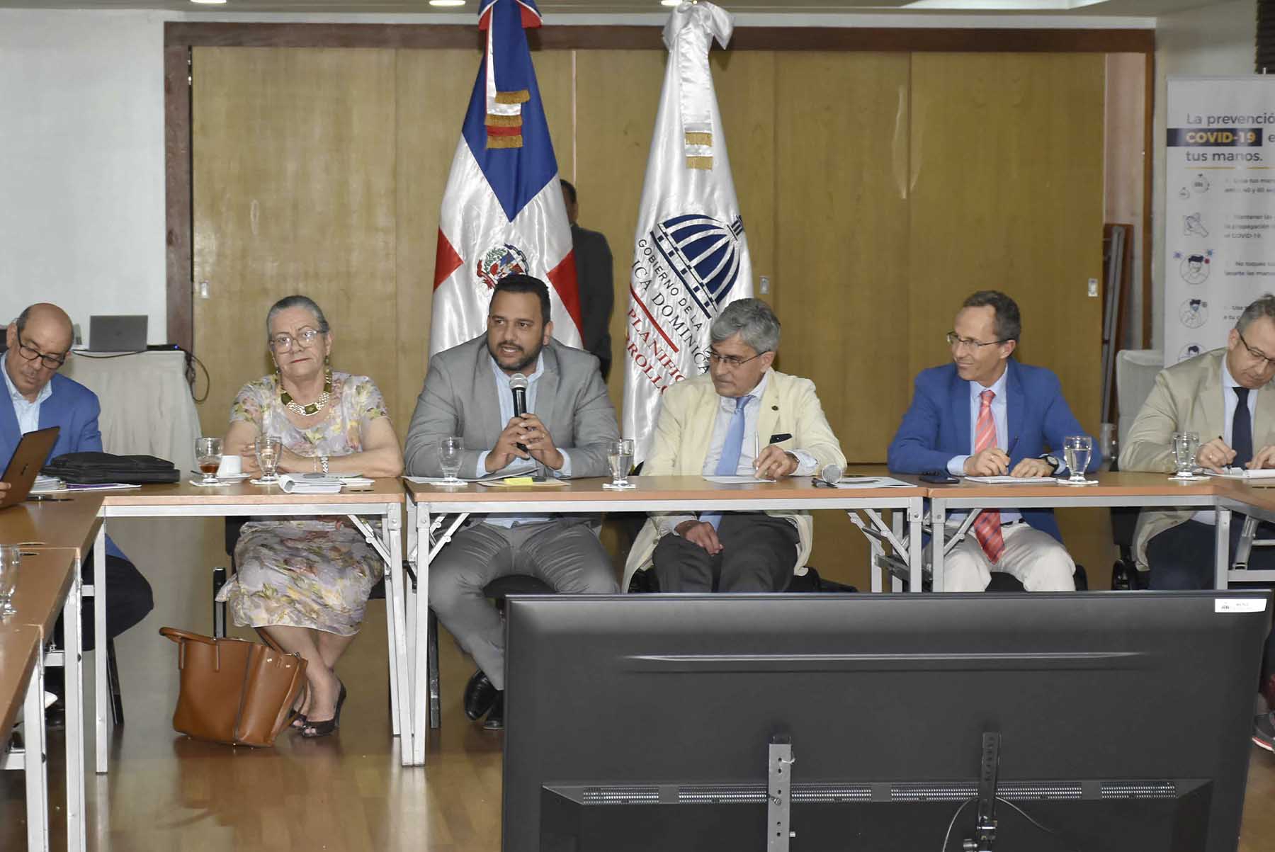 El viceministro de Planificación e Inversión Pública del Ministerio de Economía, Luis Madera Sued Y la viceministra de Desarrollo Rural del Ministerio de Agricultura, Miriam Guzmán encabezan el seminario taller.