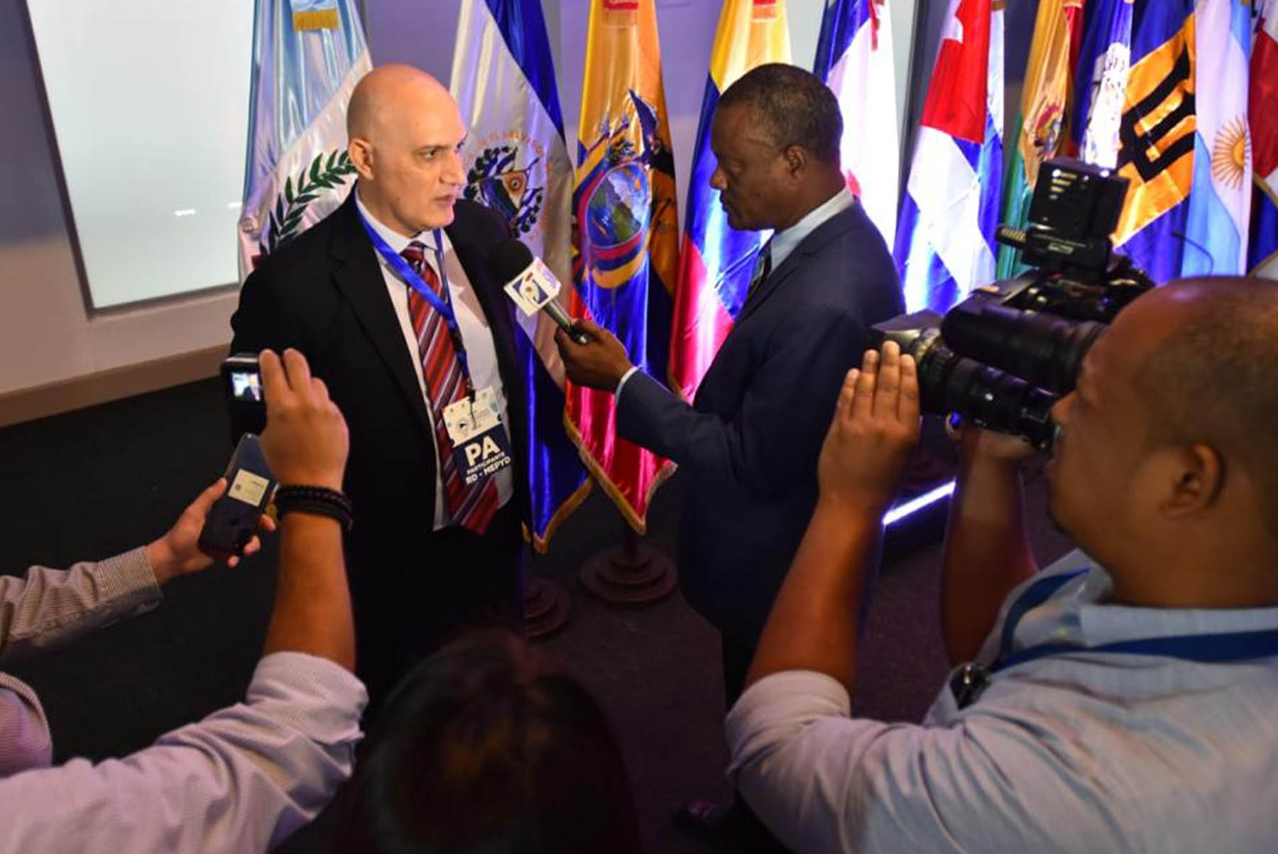 El ministro de Economía, Planificación y Desarrollo, Pável Isa Contreras, abordado por periodistas en la XXXI Reunión de Directores de Cooperación Internacional de América Latina y el Caribe, organizada por el Sistema Económico Latinoamericano y del Caribe (SELA) y los ministerios de Economía, Planificación y Desarrollo, y de Relaciones Exteriores.