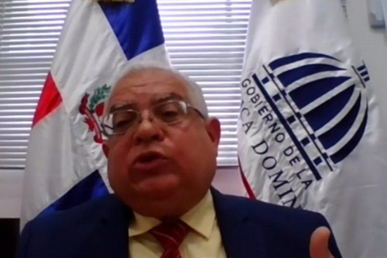 El director general del Centro de Capacitación e Inversión Pública, Bernardo Hirán Sánchez Melo, junto a participantes de instituciones gubernamentales