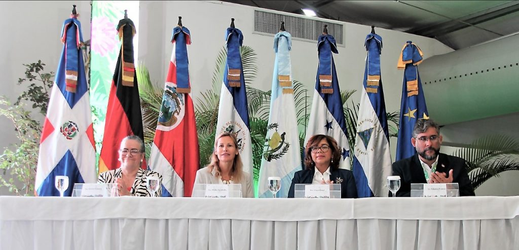 La viceministra Miriam Guzmán, la embajadora Maike Friedrichsen y los viceministros Olaya Dotel y Federico Franco