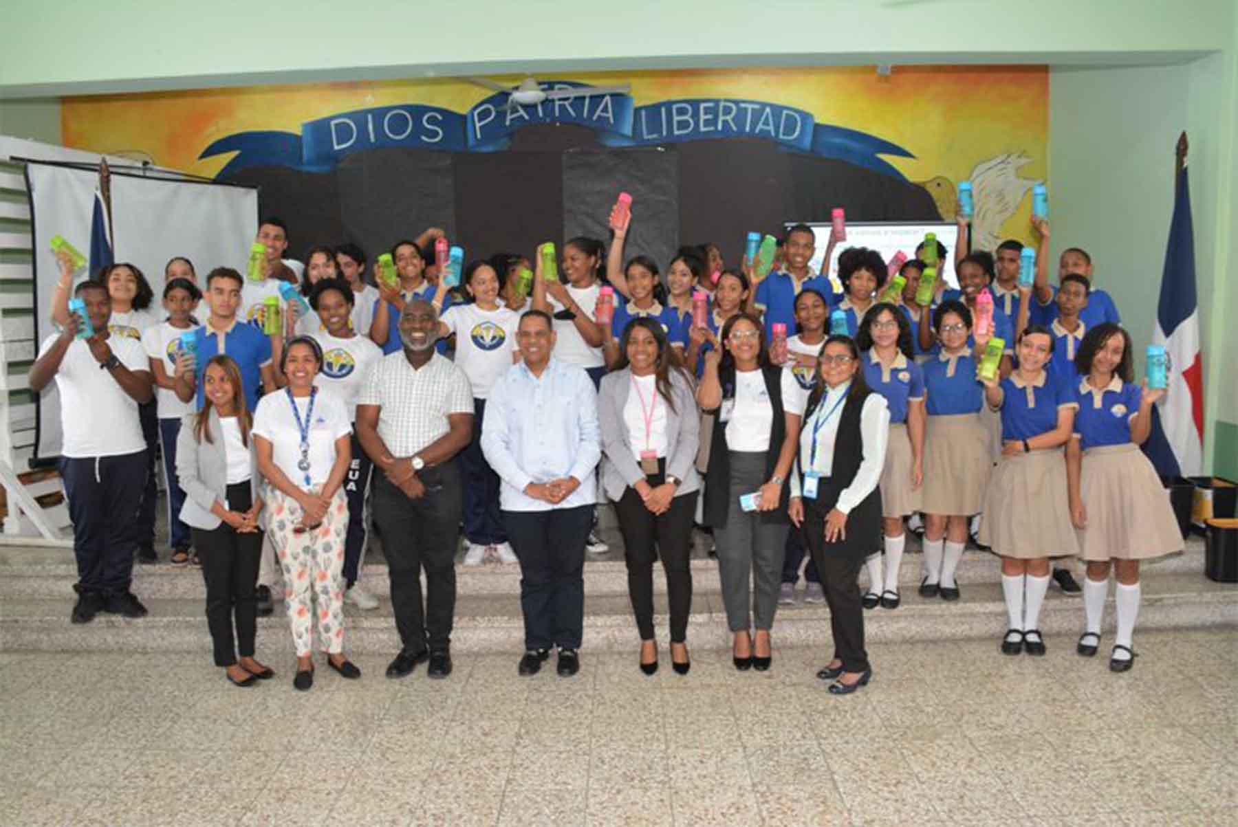 The Minister of the Economy provides 3Rs training to high school students in the USA