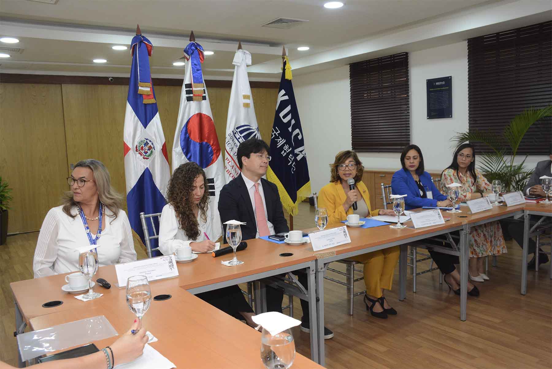 Panel con ADEKOICA sobre empoderamiento de la mujer