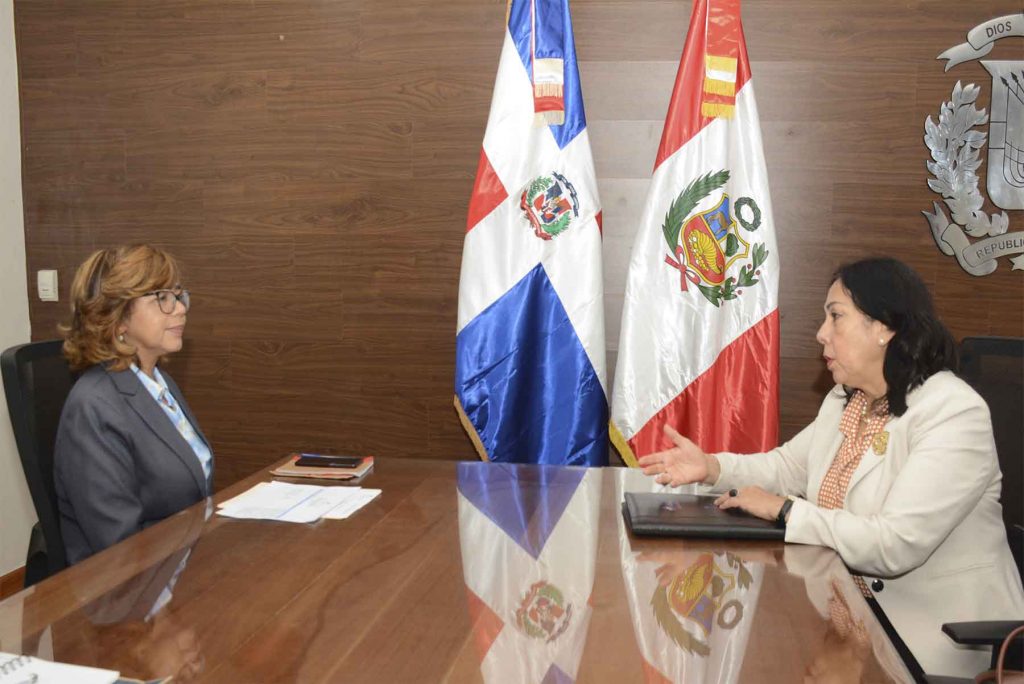 visita embajadora de Perú en RD