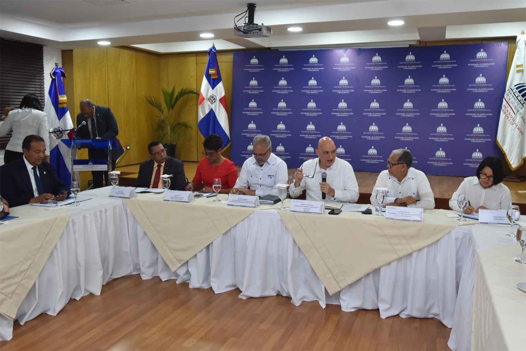 Ministerio de Economía, EGEHID y comunitarios de Santiago Rodríguez