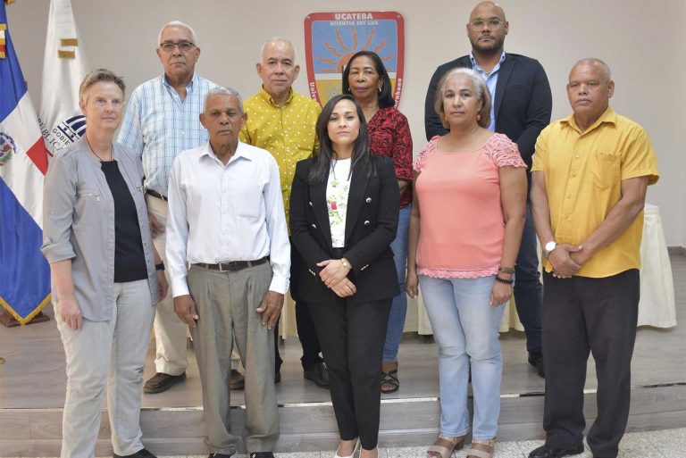 En el acto participaron representantes de instituciones públicas locales y de la sociedad civil de la región Enriquillo