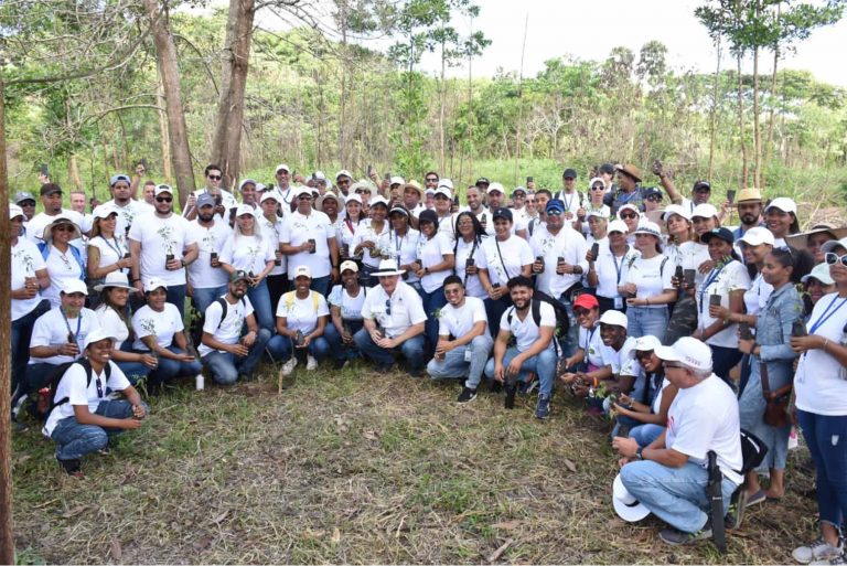 El ministro de Economía, Pável Isa Contreras, encabeza la jornada de reforestación que se suma al Plan Nacional de Reforestación, realizada por el Ministerio de Economía, Planificación y Desarrollo, en Don Juan, Monte Plata.