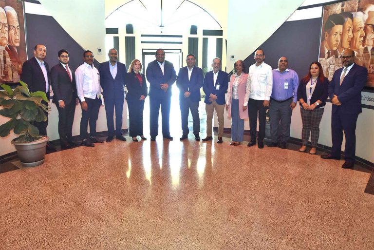 Ministerio de Economía y CNE abordan avances en energías