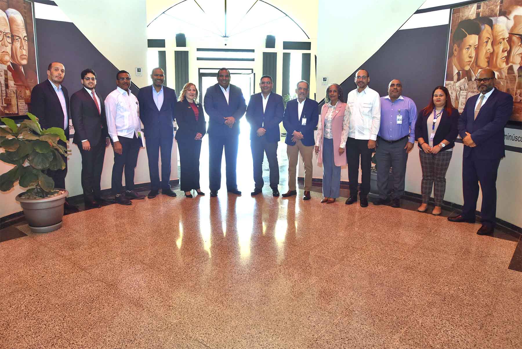 Ministerio de Economía y CNE abordan avances en energías