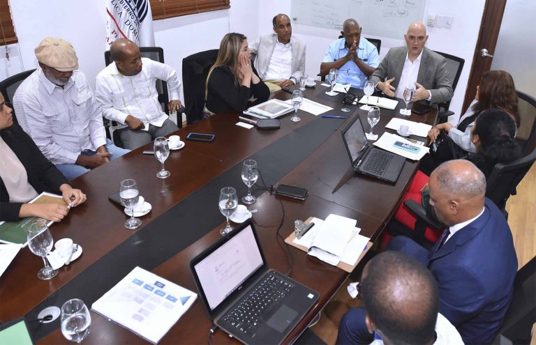 Reunión de ministro Isa Contreras con representantes de la Academia de Ciencias