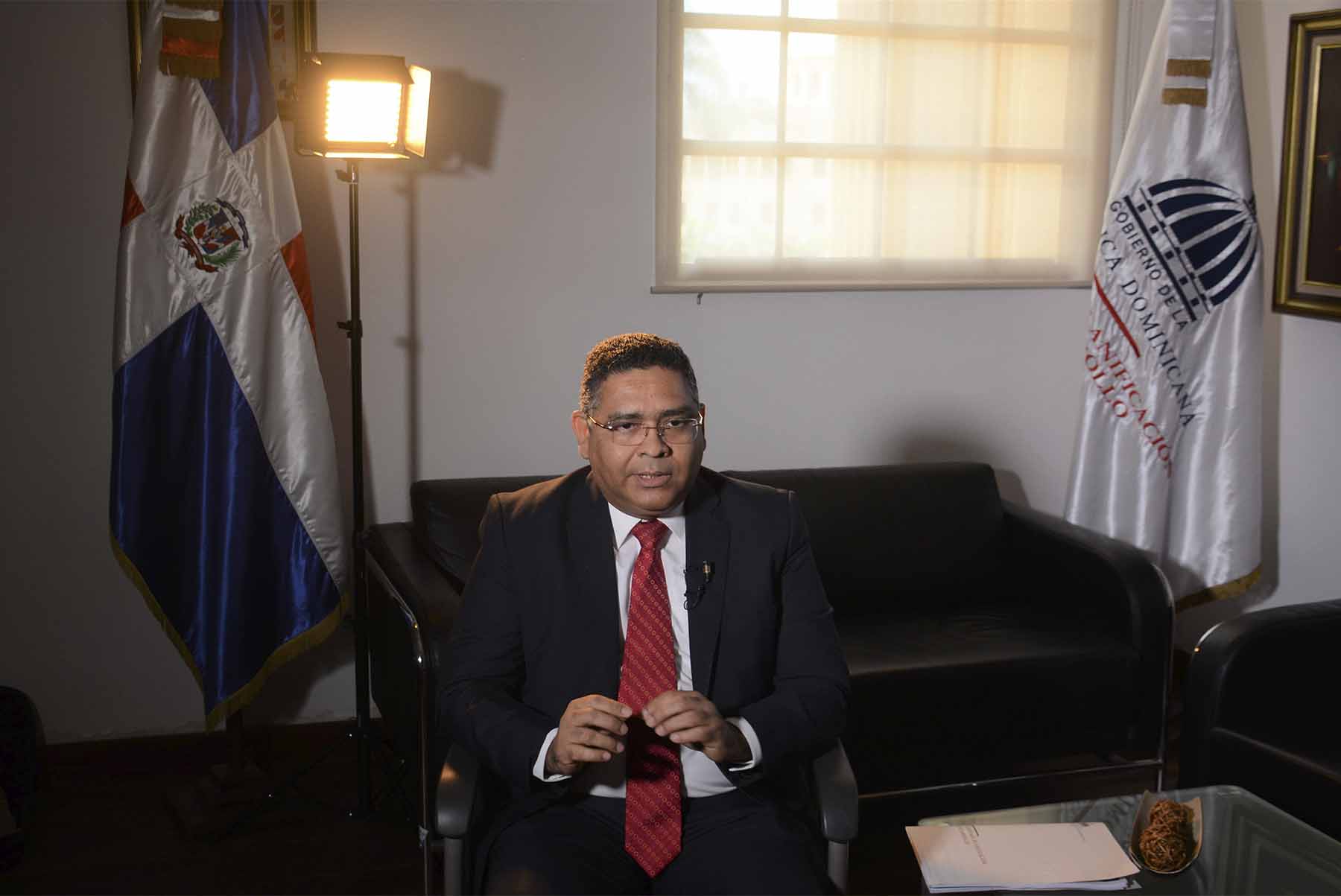 viceministro Alexis Cruz en programa Desclasificados con Addis Burgos