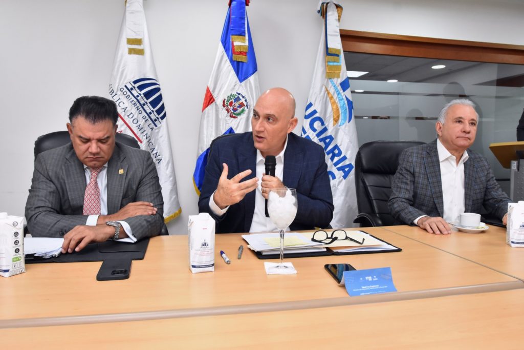 El ministro de Economía pondera el desafío que representa ordenar el crecimiento y el desarrollo de la provincia Santo Domingo para crear oportunidades y mejorar la calidad de vida de la gente.
