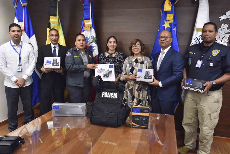 Entrega de equipos de seguridad para PN, PGR y DNCD1