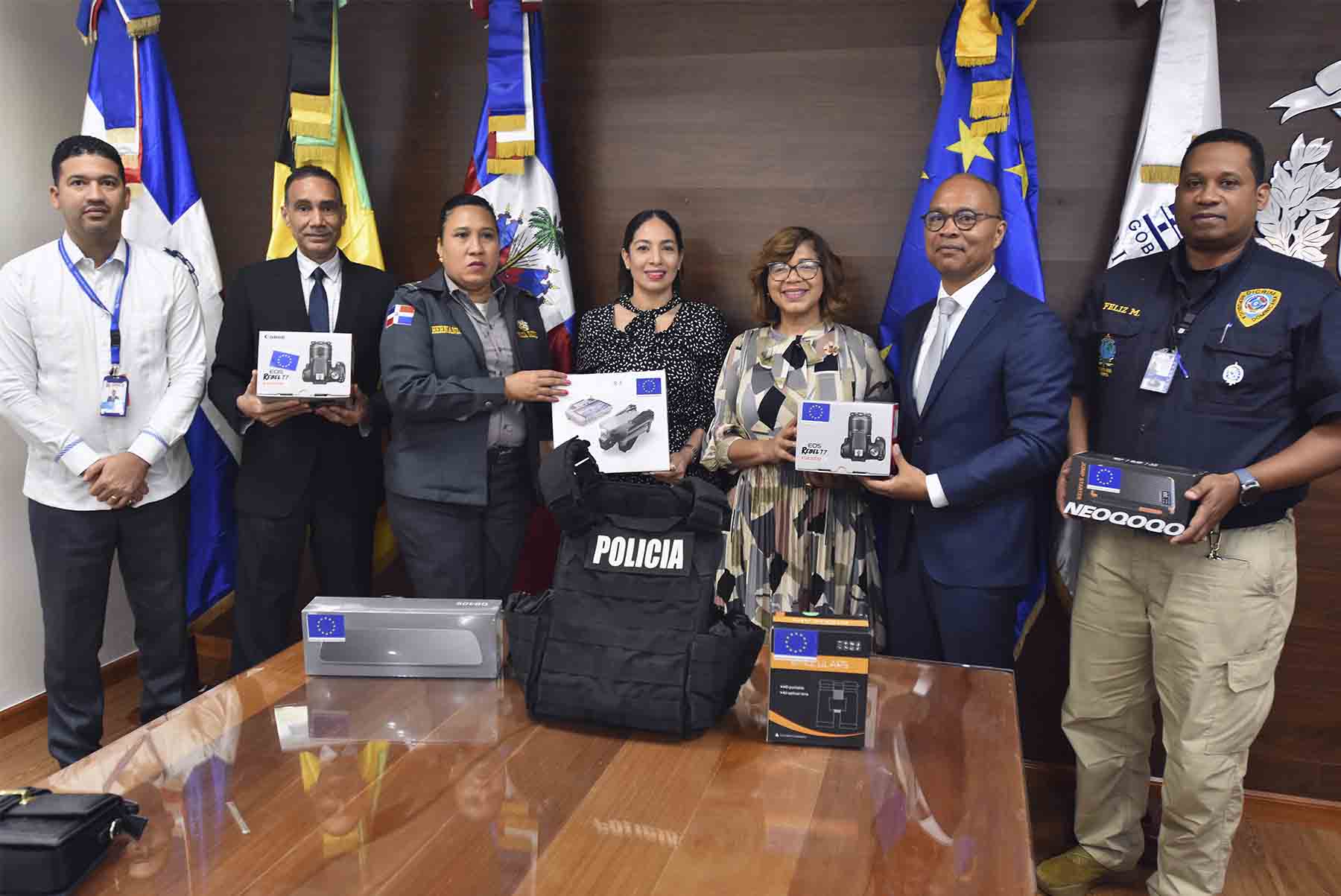 Entrega de equipos de seguridad para PN, PGR y DNCD1