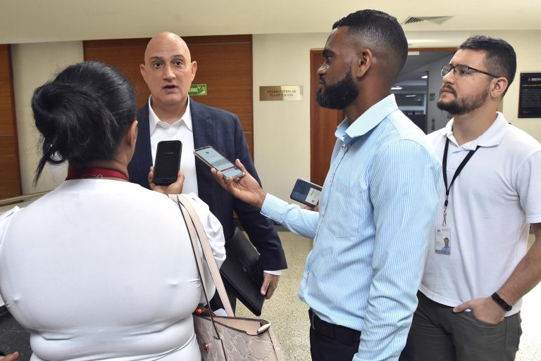 Pavel entrevistado por periodistas