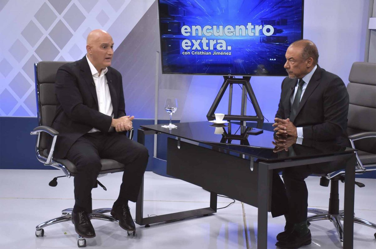 El ministro de Economía, Planificación y Desarrollo, Pável Isa Contreras, entrevistado por el periodista Cristhian Jiménez, en el programa Encuentro Extra, que se transmite los sábados por Color Visión, canal 9.