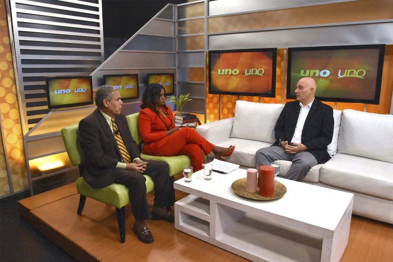 Ministro en Uno más Uno