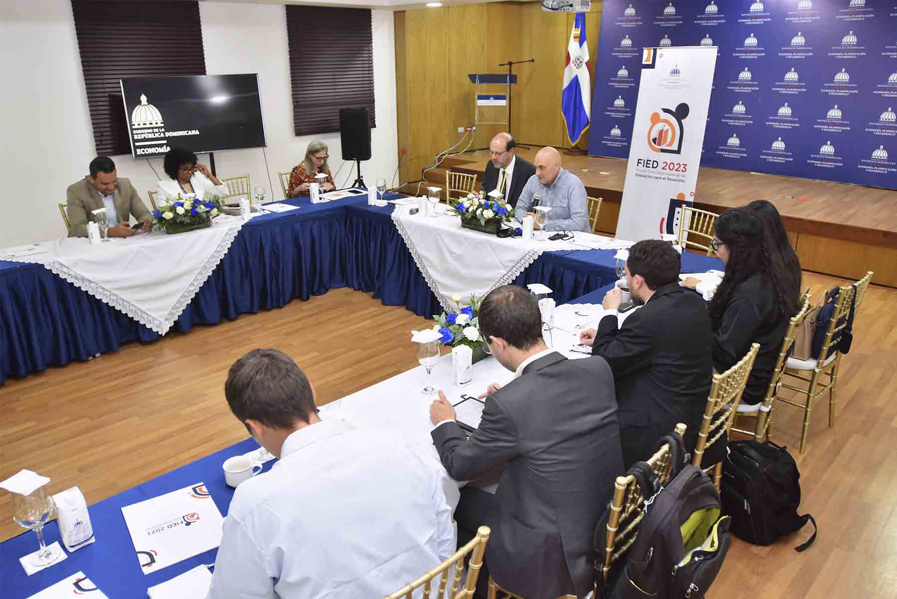 Ministros de Economía y del sector educación se reúnen con premio nobel3