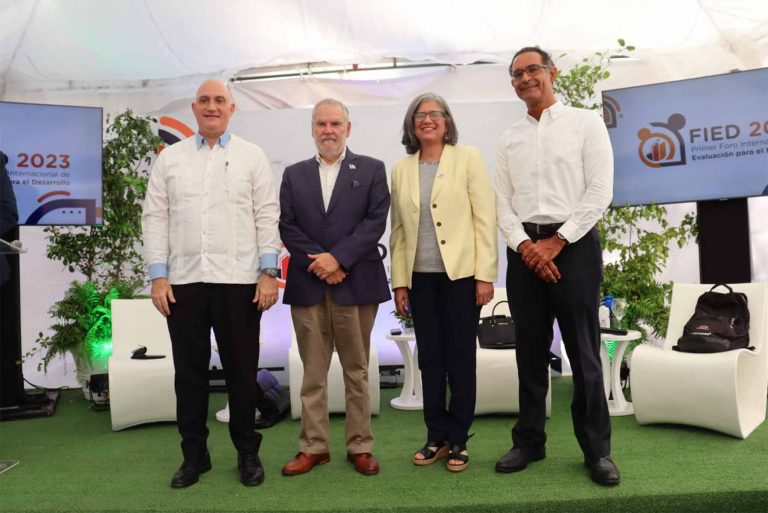 Ministros y académicos