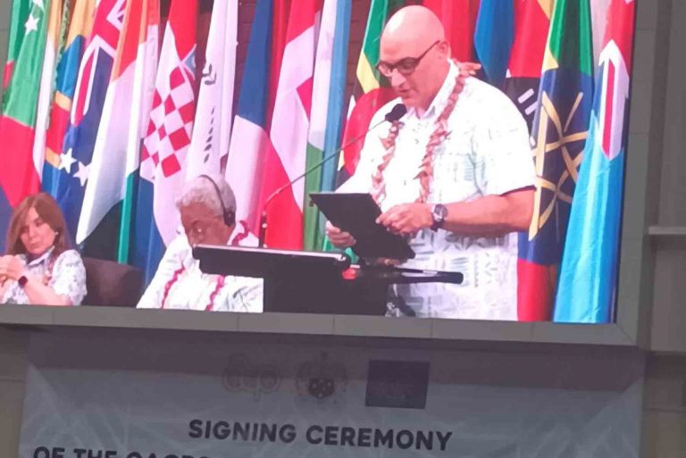 Ministro de Economía firma el Acuerdo de Samoa en representación de RD