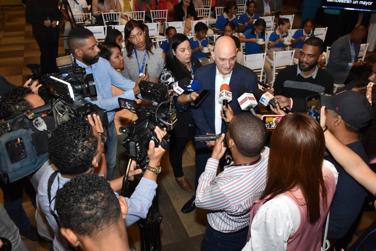 Pável Isa Contreras, ministro de Economía, Planificación y Desarrollo, entrevistado por periodistas.