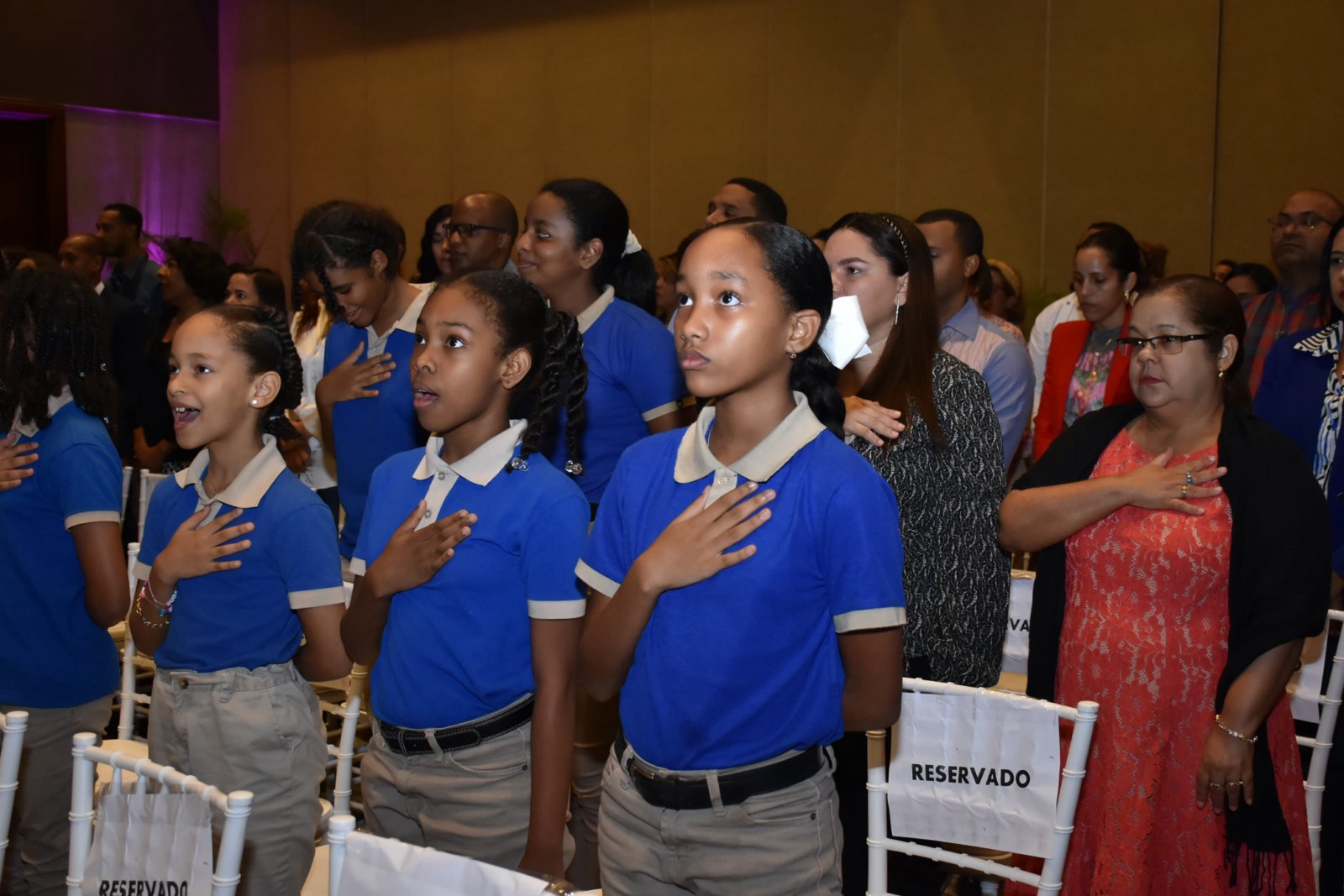 En contraste con esto la más reciente inversión del Estado fue de más de 24,000 millones en el PAE en 2022, lo que refleja el compromiso del actual Gobierno con seguir mejorando la calidad de vida de los estudiantes y sus familias.