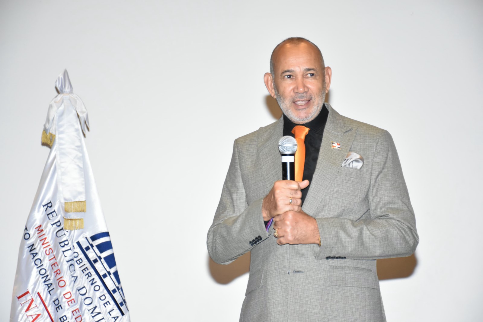 En contraste con esto la más reciente inversión del Estado fue de más de 24,000 millones en el PAE en 2022, lo que refleja el compromiso del actual Gobierno con seguir mejorando la calidad de vida de los estudiantes y sus familias.