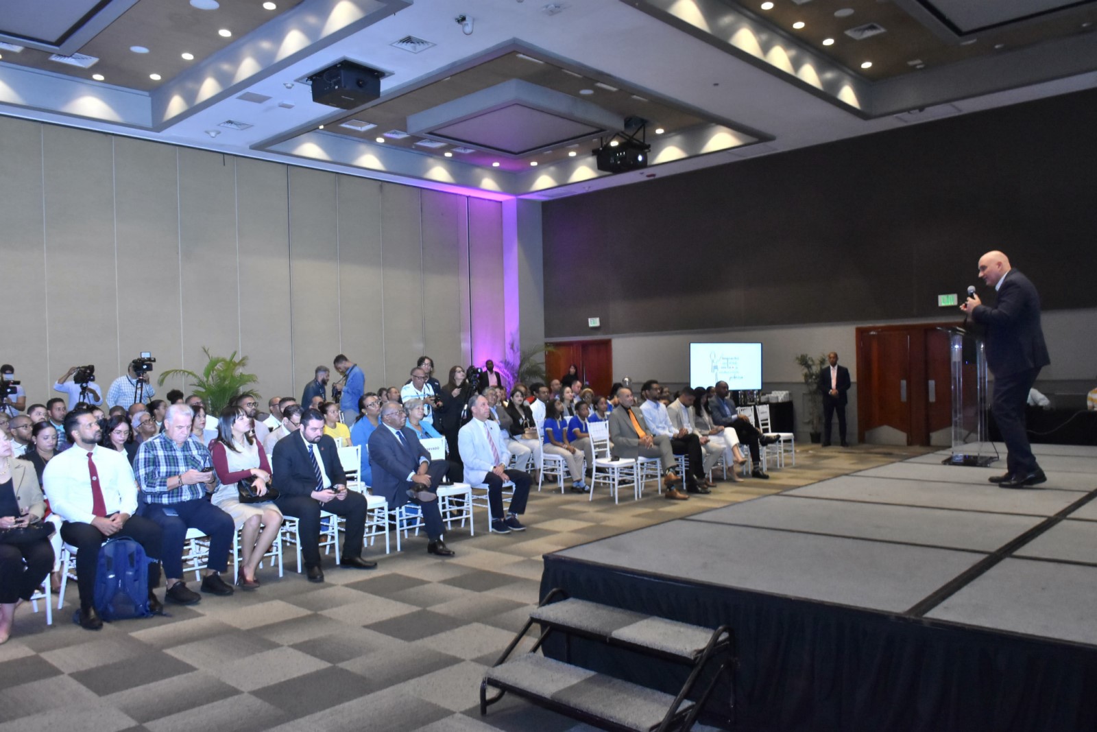 En contraste con esto la más reciente inversión del Estado fue de más de 24,000 millones en el PAE en 2022, lo que refleja el compromiso del actual Gobierno con seguir mejorando la calidad de vida de los estudiantes y sus familias.